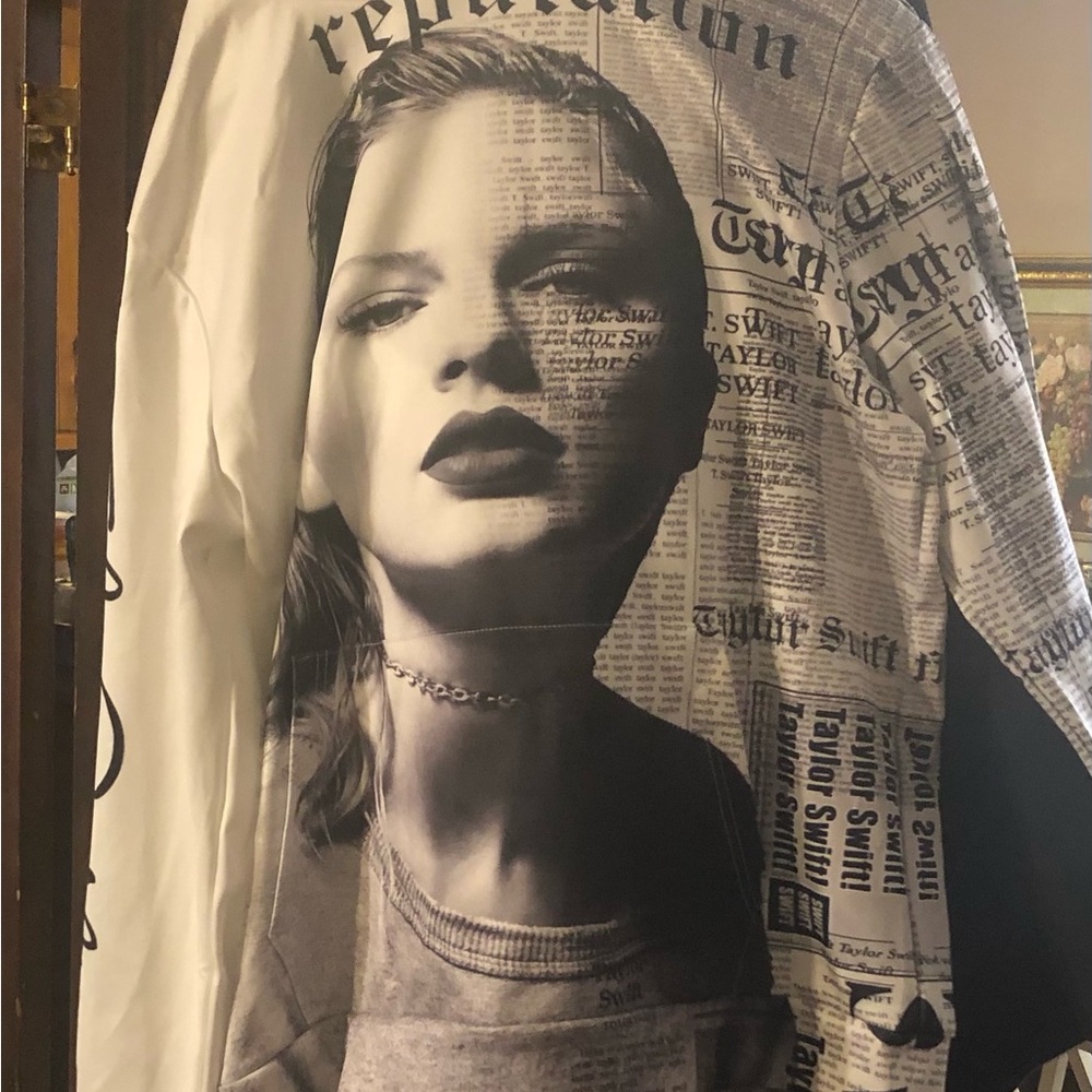 Graphic Black & White Women’s Sweater - Photo Print Taylor Swift